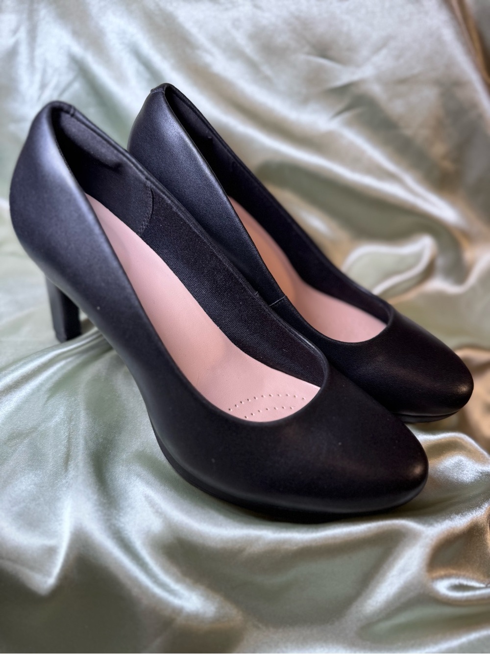 Clarks Black Leather Ultimate Comfort Cushioned 3 Inch Heel Pumps size 7.5, NWOT